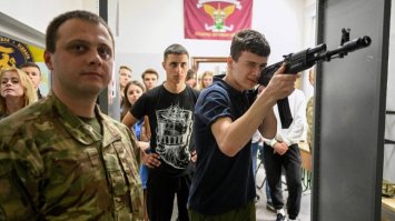 У школах - обов`язкова базова військова підготовка