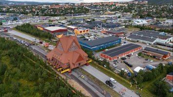 У Швеції величезну церкву перевозять на колесах