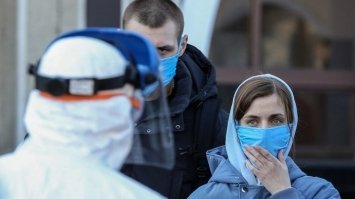 У ВООЗ закликають вакцинованих людей носити маски через штам 