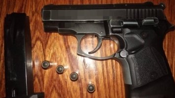 У жителя Вараша поліцейські вилучили два пістолети, револьвер і бурштин