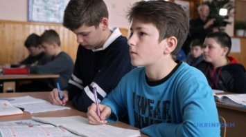 Українські школярі сидять над підручниками, у середньому, 10 годин на добу