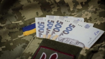 Уряд затвердив додаткові виплати та вислугу військовикам 
