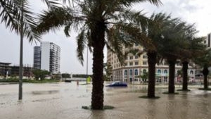 В Дубаї пройшла сильна злива і ураган: плавали навіть літаки