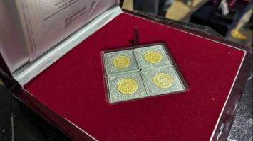 В Острозі презентували набір срібних монет «Козацькі клейноди»