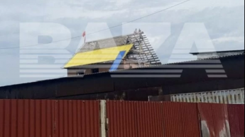 В Росії примусили розібрати дах будинку через жовто-блакитний колір