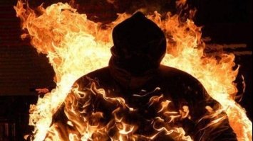 В центрі Києва під час параду чоловік підпалив себе. Відео