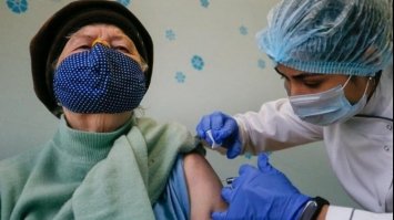 В Україні дозволили третю дозу вакцини від COVID, але не для всіх