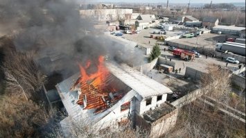 В Здолбунові загорівся приватний гараж, будівлі поруч вдалося врятувати