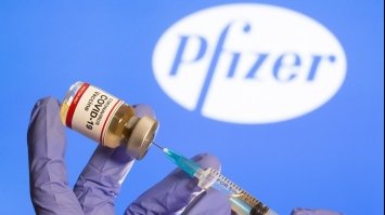 Вакцина Pfizer з'явилася у центрах масової вакцинації