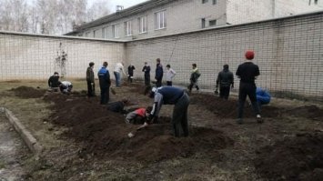 Вчаться рити могили: у мережі показали кадри незвичайного заняття у російських студентів