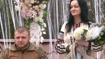 Весілля у госпіталі: на Рівненщині одружився боєць штурмового полку Нацполіції 