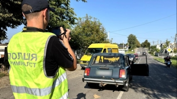 Вибігла на дорогу: у Рівному під колесами легковика загинула дитина