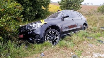 Від удару легковик влетів у вантажівку, а потім — у кювет