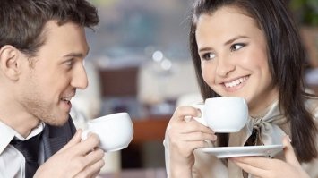 Відчайдушні кавомани: кому корисні та кому шкідливі чай та кава
