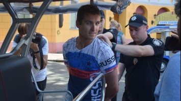 Вигукував образи й вимагав зв’язку з Байденом: в Одесі затримали провокатора у футболці з прапором РФ