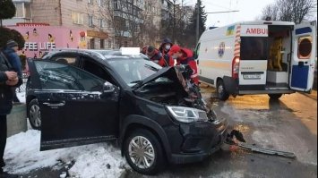 Виїхав на зустрічну смугу: у Рівному в ДТП травмувався водій таксі 