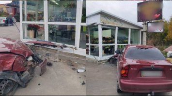 В’їхав у квітковий магазин: водій за кермом був напідпитку  