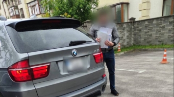 Викликав поліцію, бо забув, де припаркував авто