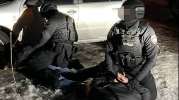 Викрали людину і вимагали 12 тисяч доларів: у Києві затримали трьох поліцейських (фото)