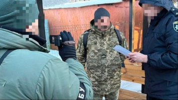 Вимагав хабар за службу в тилових підрозділах: штаб-сержанта затримали 