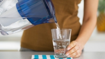 Випивати зранку натщесерце склянку теплої води дуже корисно