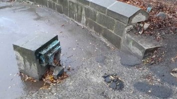 Вночі у  Рівненському парку невідомі розтрощили бетонну загорожу та розбили ліхтаря (ФОТО)