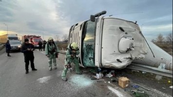 Водій не впорався з керуванням: біля Вінниці перекинулася цистерна із 19 тоннами аміаку