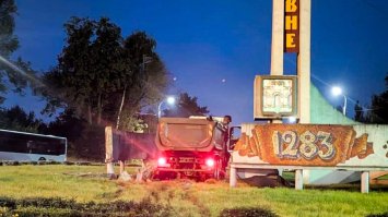 Водій вантажівки влетів у відому стелу при в`їзді до Рівного 