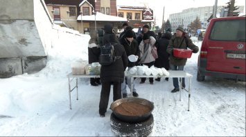 Волонтерка роздає безоплатні обіди нужденним 