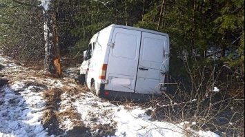 Врізався у дерево: у Вараському районі загинув водій буса