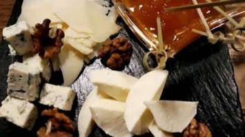 Як їсти сир на фуршеті згідно з етикетом