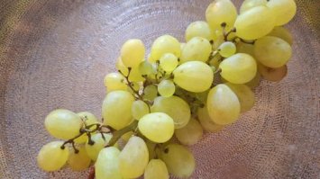 Як їсти виноград на фуршеті