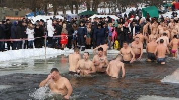 Як правильно та безпечно пірнати в ополонку на Водохреще. Нагадують рятувальники