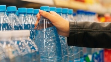 Як зрозуміти, що пляшкова вода з магазину якісна та безпечна
