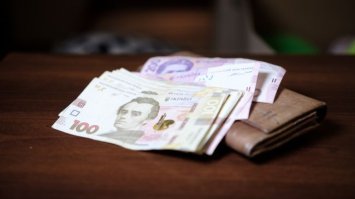 Зарплати чиновників зросли до 60 тисяч гривень: де платять найбільше