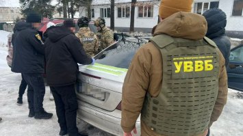 Затримали консультанта втеч чоловіків за кордон