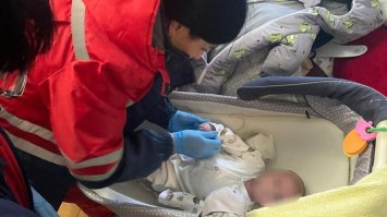 Жінка покинула півторамісячного сина на 8-річну доньку та зникла