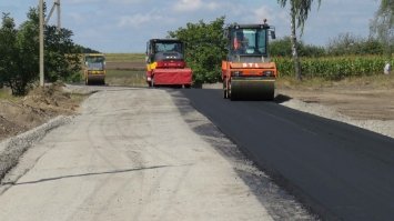 Жителі Березнівщини ремонтують дорогу самотужки