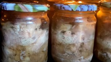 З’їли консерви із свинини і опинились у лікарні