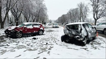 Зіткнулися автомобілі: двоє чоловіків отримали травми