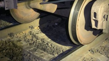 З-під потяга поліцейські дістали травмованого чоловіка 