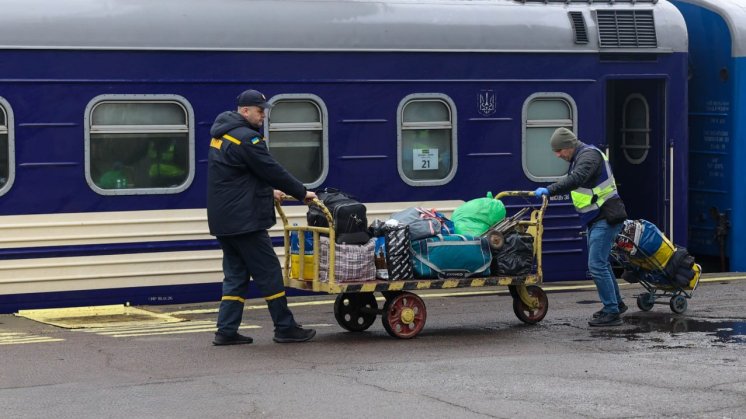 Люди рятуються від війни: на Рівненщину прибуло 30 евакуаційних потягів (ФОТО)