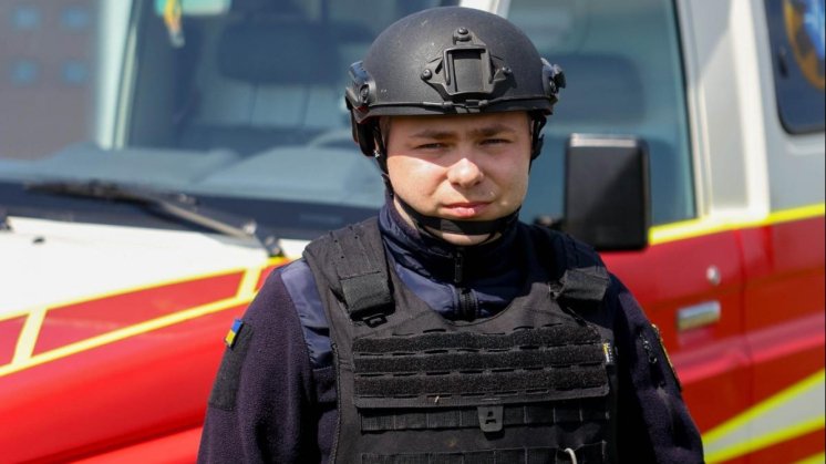 Рятує життя під обстрілами